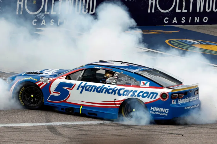Larson passes Briscoe with 7 laps left to win at Kansas